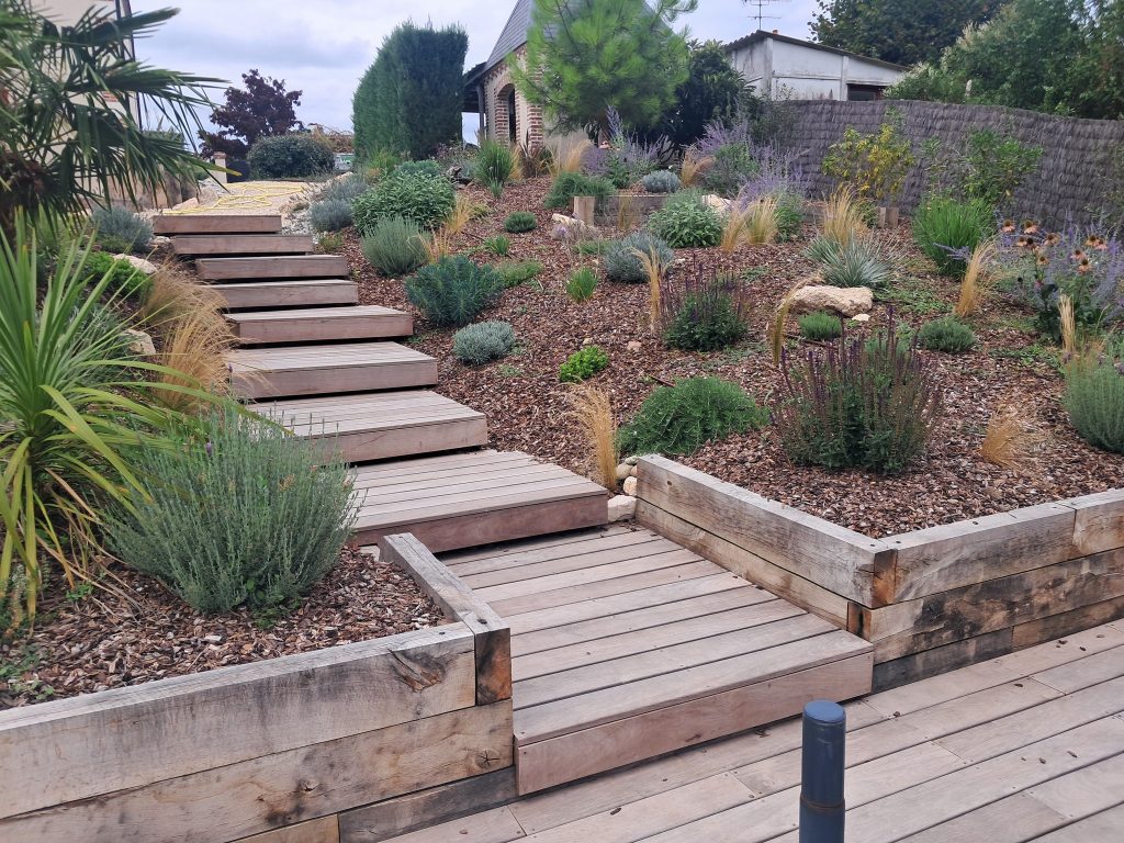 Escalier en bois avec plantes de rocaille