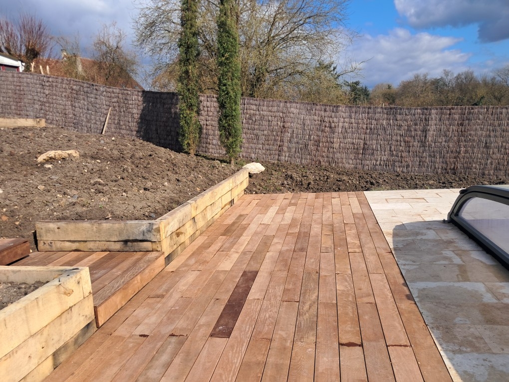 Création d'une terrasse en bois au bord d'une piscine