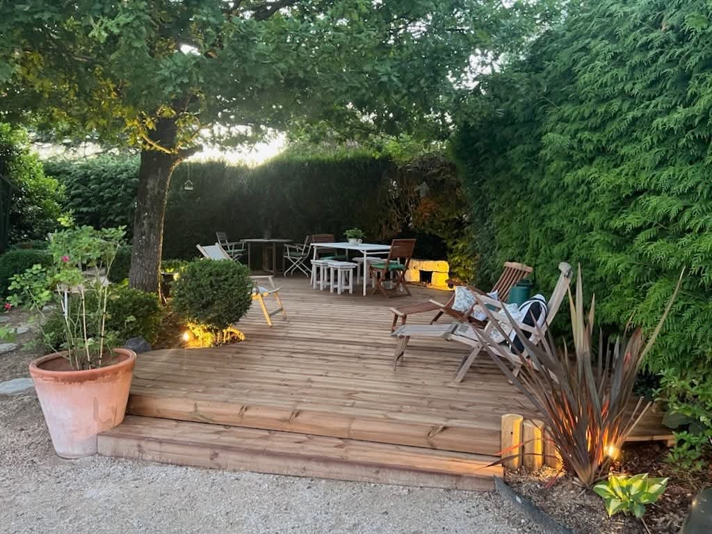 Terrasse bois aménagement sous les arbres
