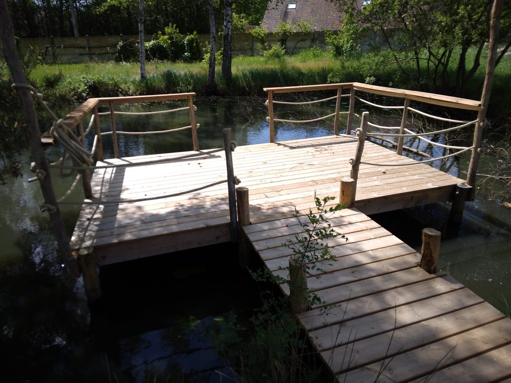 Ponton d'étang en bois