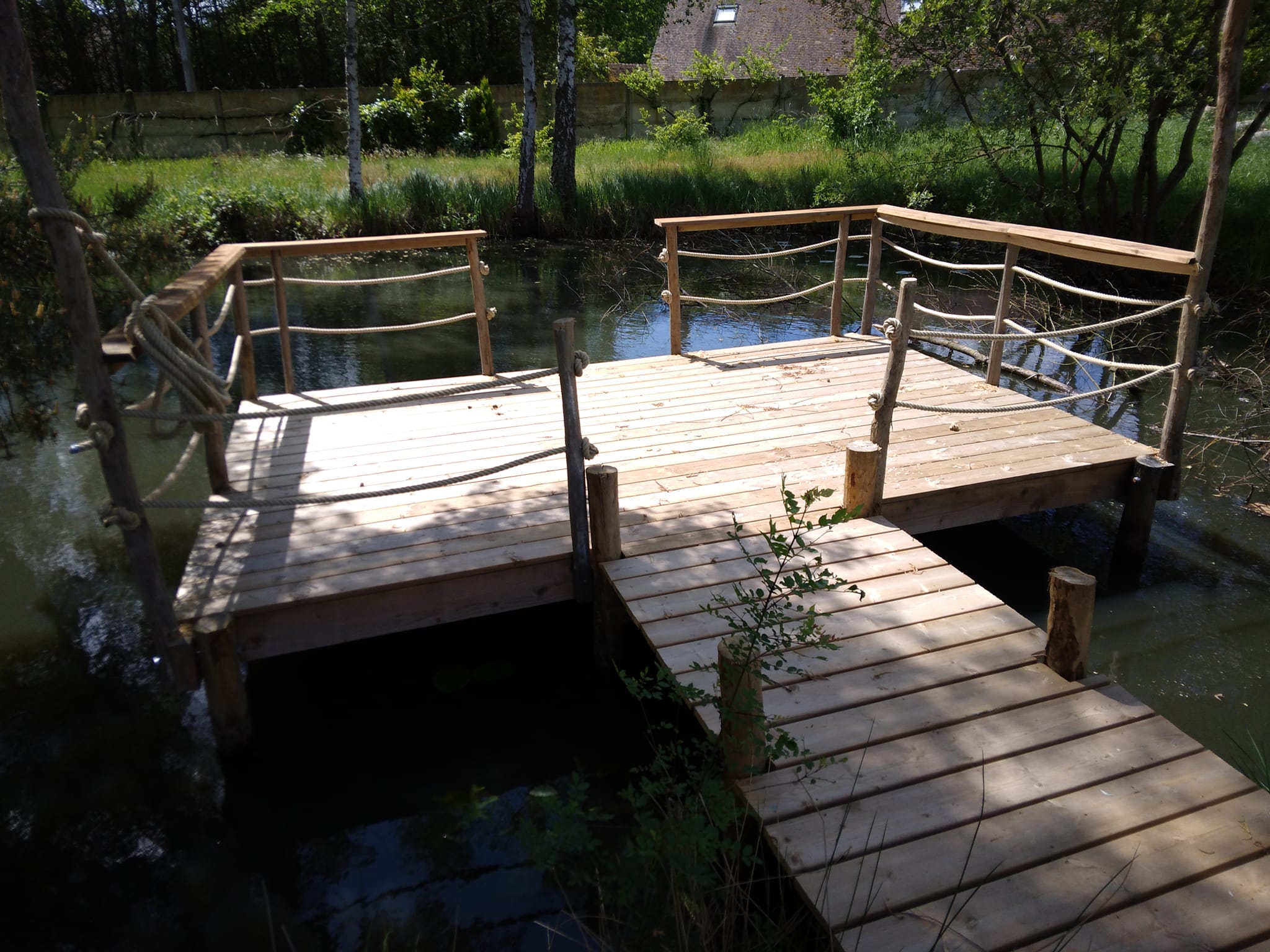 Ponton d'étang en bois