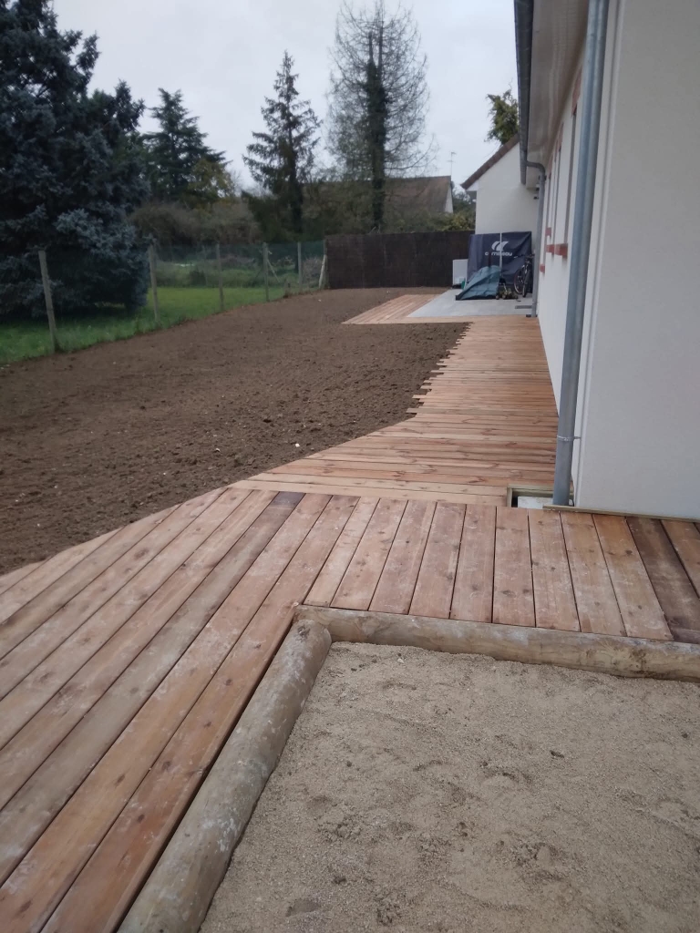 Création d'une terrasse en bois au bord d'une habitation